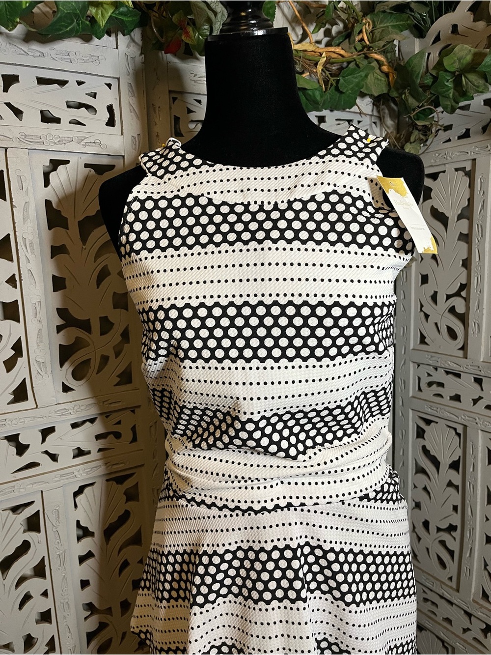 BUBBLE B BOLD WHITE & BLACK SLEEVELESS ASYMMETRICAL HEMLINE MINI SKORT JUMPER - Picture 2 of 9